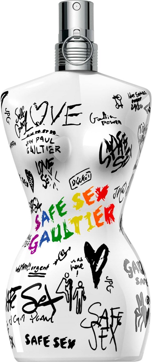 Vit parfymflaska med graffiti och färgglada ord, inklusive Love, Safe och Gaultier, i svart, rött, gult och grönt.