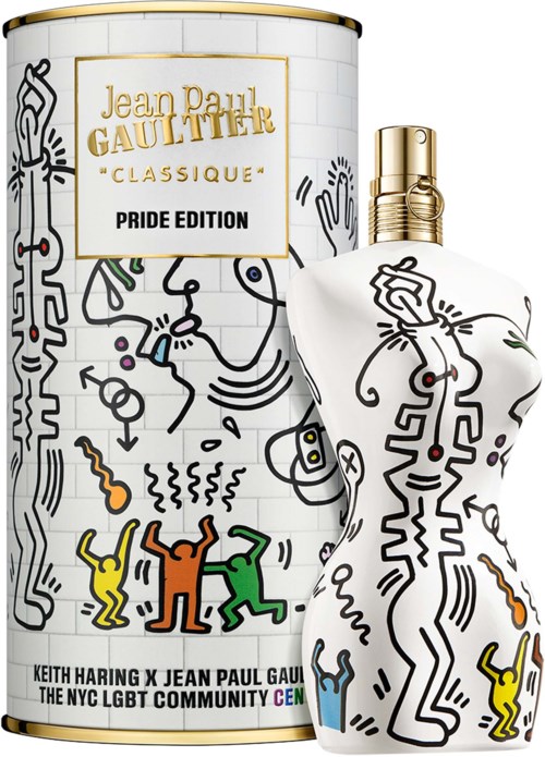 Ein Parfümflasche mit Pop-Art-Designs neben einem passenden Behälter, der LGBTQ-Stolz feiert.