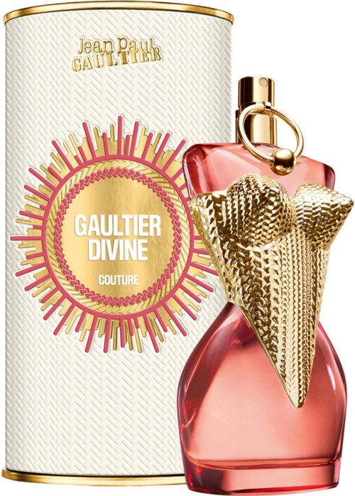 Een parfumfles met gouden details, roze vloeistof en een witte doos met gouden en roze ontwerp elementen.