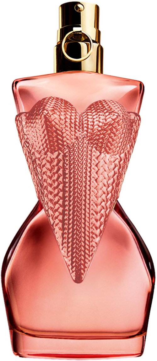 Een parfumfles in de vorm van een vrouw met een hartvormig ontwerp op de voorkant, gouden dop, roze glas.
