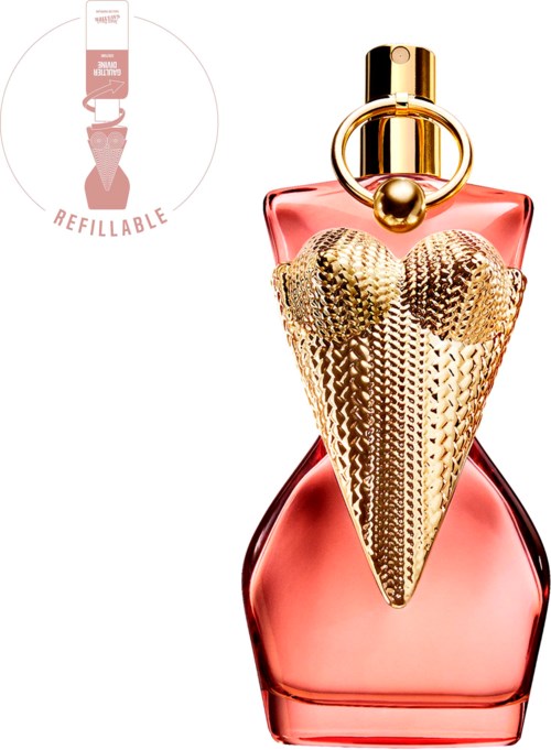 Een roze parfumfles in hartvorm met gouden accenten en een gouden ring op de dop.