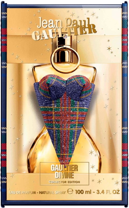 Een parfumfles met een hartvormige jurk van tartanmateriaal, gouden dop en een glanzende goudachtergrond.