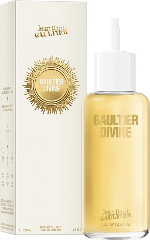 Een parfumfles met witte dop, gouden vloeistof en speciale verpakking met goud en wit ontwerp.