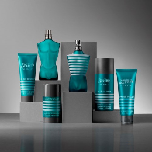 Sammlung von blauen Jean Paul Gaultier Parfüm- und Deodorantflaschen und Schaufensterpuppen.