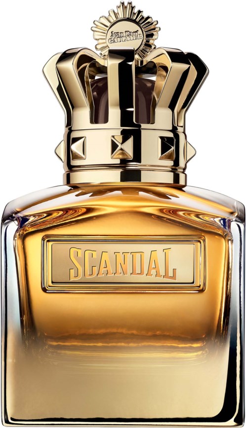 Een parfumfles met het label scandale, met een kroonvormige dop en een gouden vloeistof binnen.