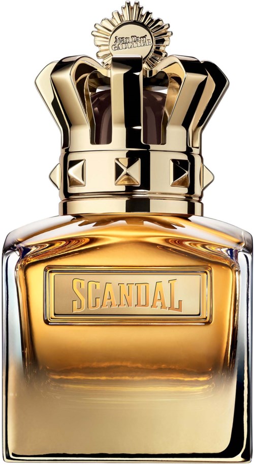 Een parfumfles met een gouden krooncapsel en een label met de tekst 'SCANDAL' in gouden letters.