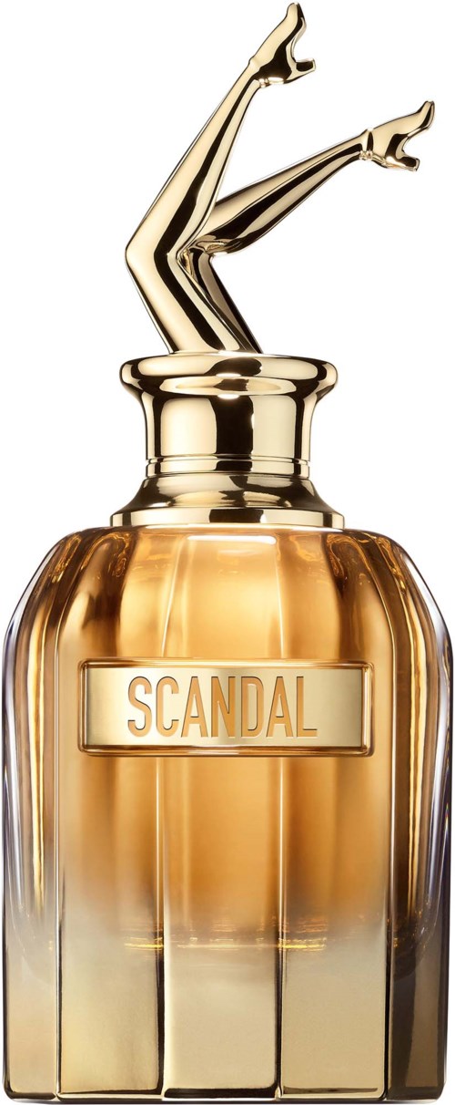 Een goudkleurige parfumfles met een sculptuur van vrouwenbenen op de top en een label met de tekst SCANDAL.