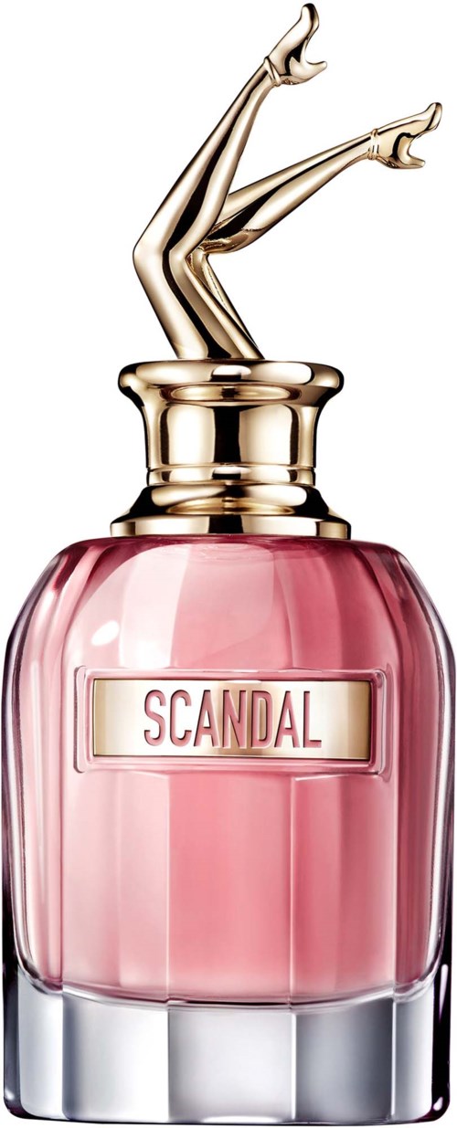 Een parfumfles met een beeld van vrouwenbenen en armen uit de top, labeled SCANDAL.