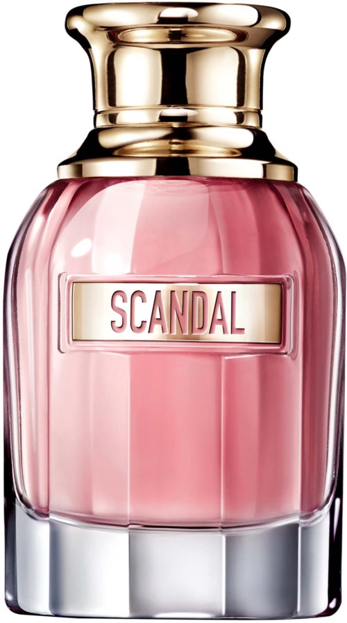 Een roze parfumfles met een gouden dop en een label met SCANDAL.
