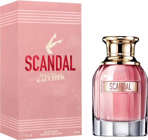 Roze parfumfles en doos met het woord 'Scandal' en een vallende vrouwen silhouet. Elegant en gedurfd ontwerp.