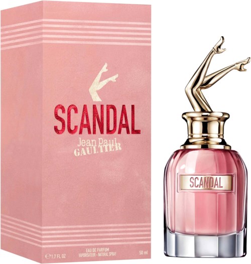 Een roze parfumfles met benen die uitsteken en een roze doos met SCANDAL-label.