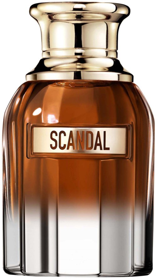 Een parfumfles met een gouden dop en een label dat zegt 'SCANDAL'.