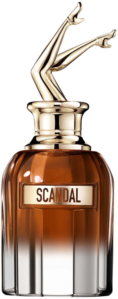 Een cosmeticafles met label 'Scandal' en een gouden hand en benen sculpture die uit de top steekt.