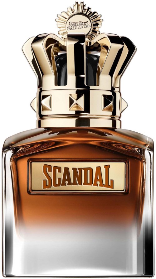 Een parfumfles met een kroonvormige dop en een label met 'Scandal'.