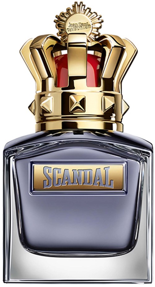 Een parfumfles met een gouden kroondop en een label dat zegt "Scandal."