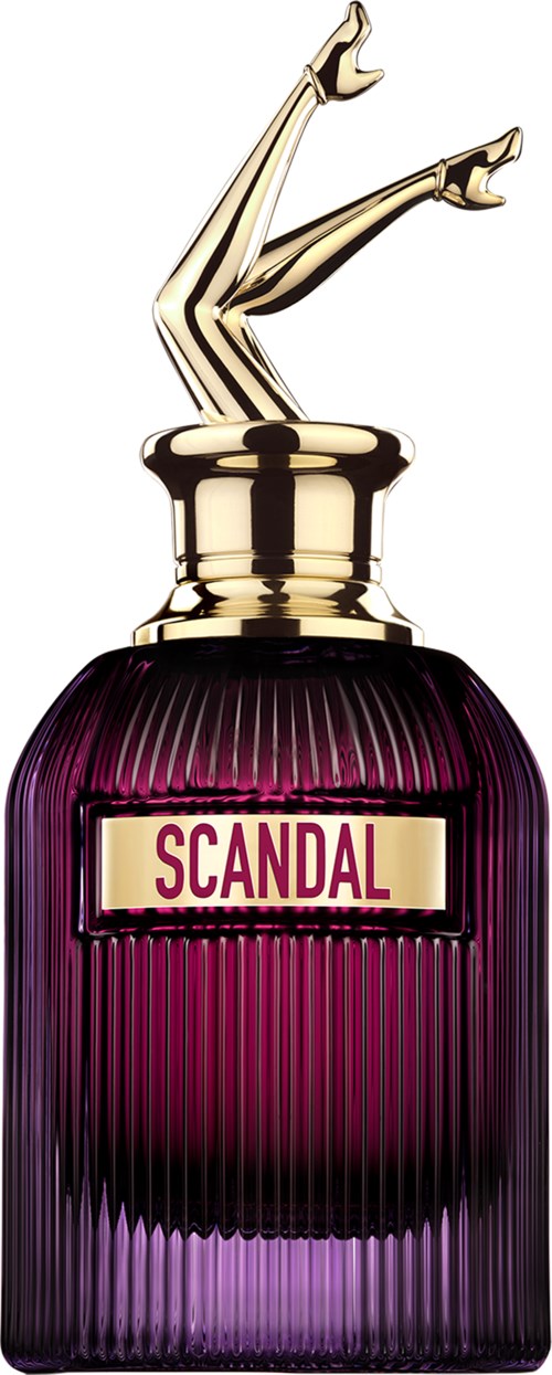 Eine Parfümflasche mit dem Etikett 'SCANDAL', goldener Verschluss und Beine, die nach oben ragen.