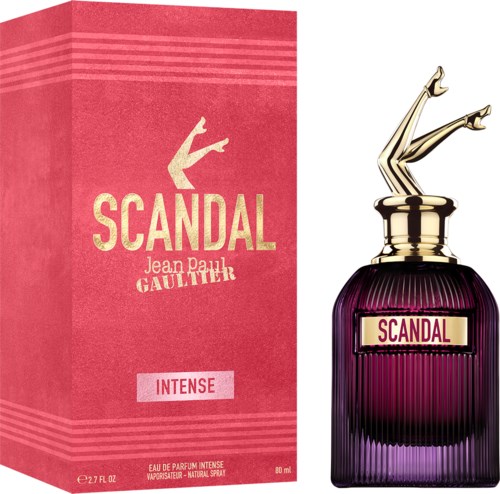 Eine rosa Parfümverpackung mit der Aufschrift 'Scandal Intense' neben einer lila Flasche mit goldenen Beinen.