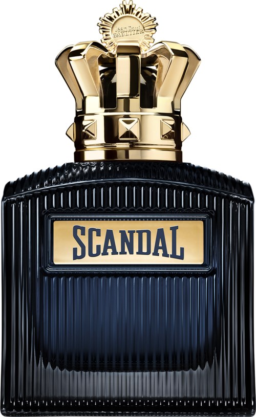 Ein Parfümflasche mit einer kronenförmigen Kappe und einem Etikett, das 'SCANDAL' sagt. Die Flasche ist dunkel mit goldfarbenen Akzenten.