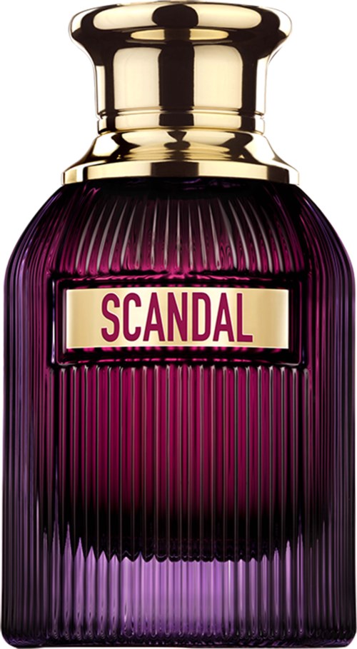 Een paarse parfumfles met gouden dop en label dat zegt "SCANDAL."