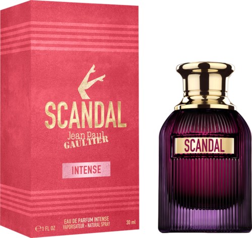 Een paarse parfumfles met een gouden kraag en het woord "SCANDAL" erop, naast een roze doos.