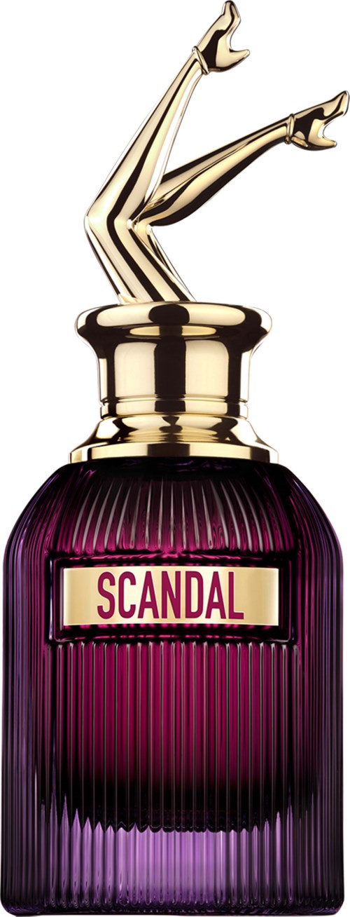 Een donkerpaarse parfumfles met een gouden dop. De dop heeft gouden benen en een label zegt "SCANDAL."
