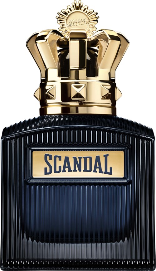 Een parfumfles met zwarte strepen, een gouden label met 'SCANDAL' en een gouden krooncapsel.