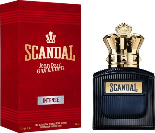Een zwarte parfumfles met een gouden kroondop en een rood doosje met 'Scandal, Jean Paul Gaultier, Intense'.