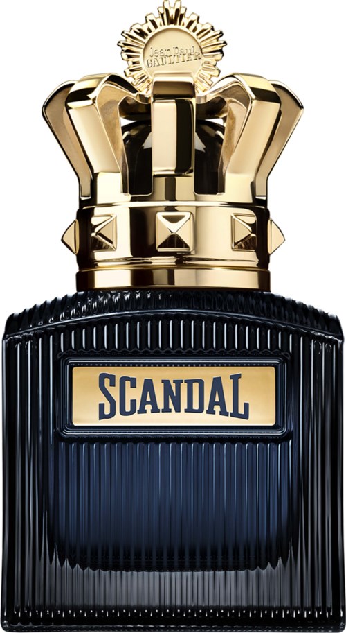 Een donker parfumflesje met een gouden kroon op top en de tekst 'SCANDAL' op het label.