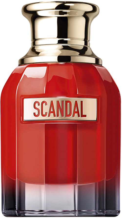 Een parfumfles met een rode en zwarte gradient en een gouden Dop met een label Scandal.