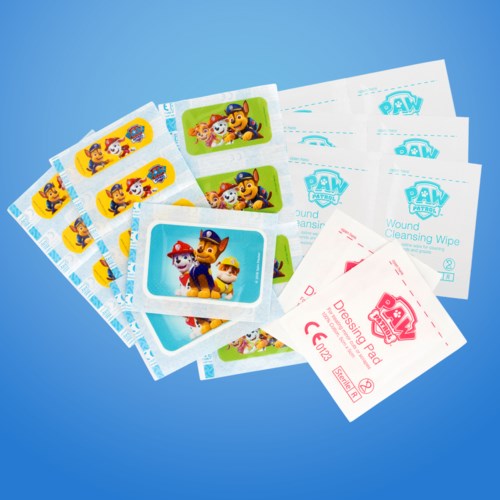 Aufkleber und Tücher mit Paw Patrol-Charakteren und -Logos zum Reinigen oder Dekorieren. Helle Farben und Cartoon-Bilder. Vor 2023.