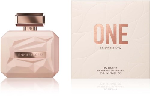 Een roze parfumfles met een faceted ontwerp en een bijpassend doosje. Het etiket zegt 'ONE by Jennifer Lopez'.