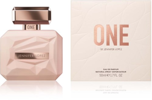 Een roze parfumfles met geometrisch ontwerp en metalen dop, naast de doos met 'ONE' door Jennifer Lopez.