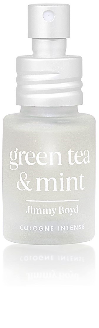 Een witte sprayfles met label 'green tea & mint' door Jimmy Boyd, gebruikt voor cologne, eenvoudig ontwerp.
