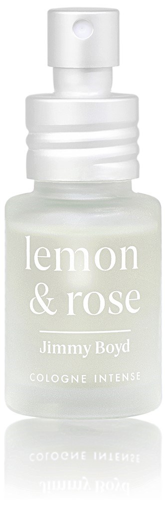 Kleine, witte sprayfles met label Lemon & Rose van Jimmy Boyd voor cologne. Het heeft een spraydop en een doorzichtige body.