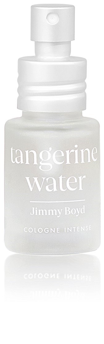 Een witte sprayfles met de tekst "Tangerine Water" door Jimmy Boyd, gebruikt voor colognespray.