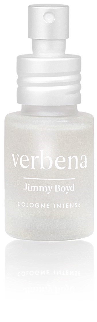 Een witte sprayfles met label 'Verbena Jimmy Boyd Cologne Intense'.