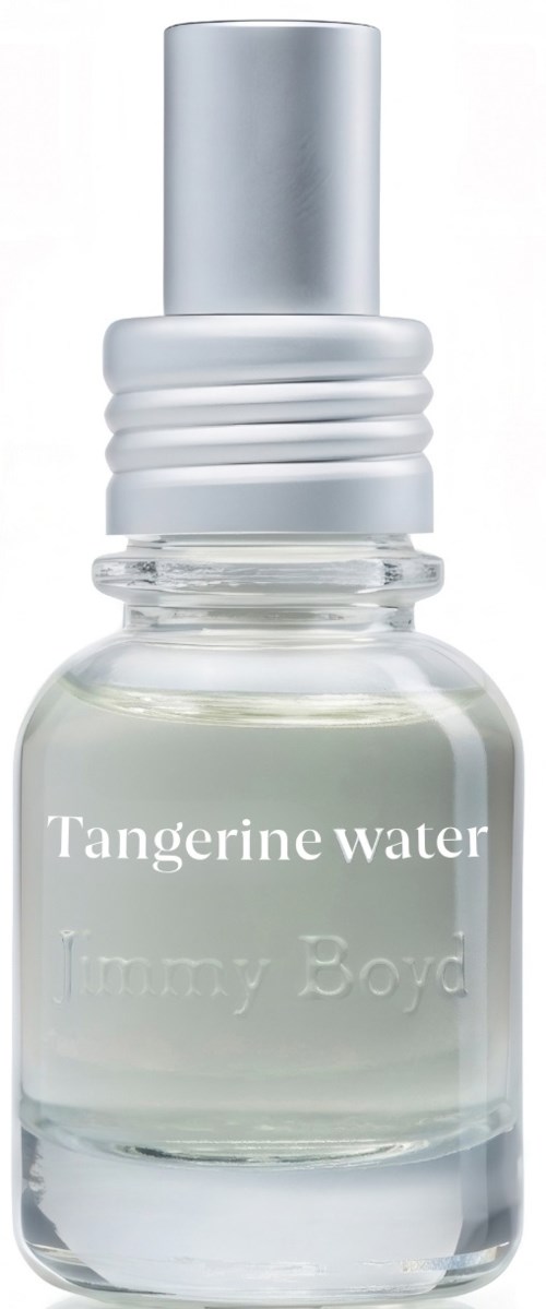 Een kleine glazen fles met een zilveren deksel, gelabeld mandarijnwater, bevat een heldere vloeistof.