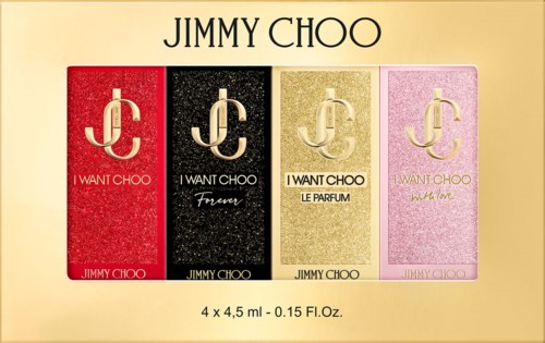 Neljä Jimmy Choo -hajuvesipakkausta punaisena, mustana, kullanvärisenä ja vaaleanpunaisena kiiltävällä pinnalla, jokaisessa Jimmy Choo -logo.