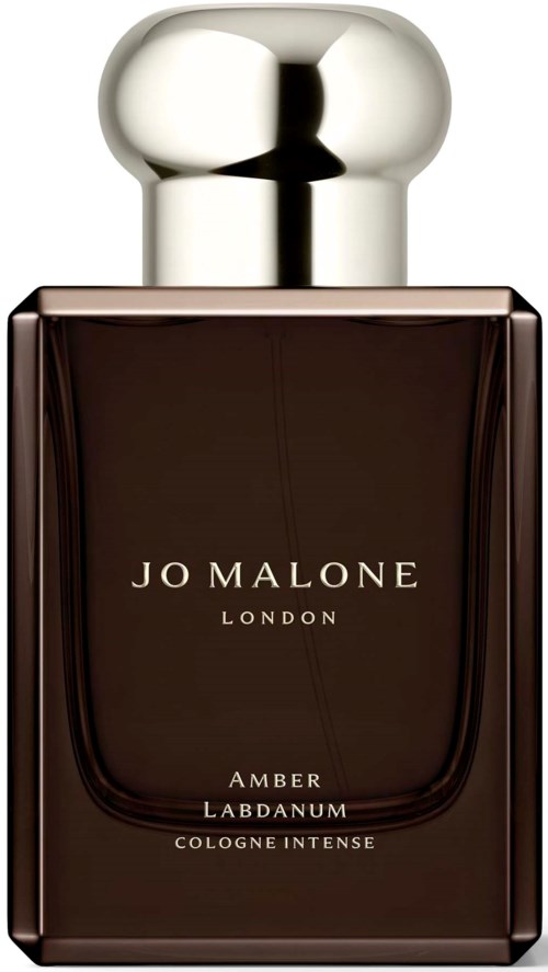 Tummanvärinen hajuvesipullo kiiltävällä hopeakorkilla ja yksinkertaisella etiketillä jossa lukee Jo Malone London ja Amber Labdanum.