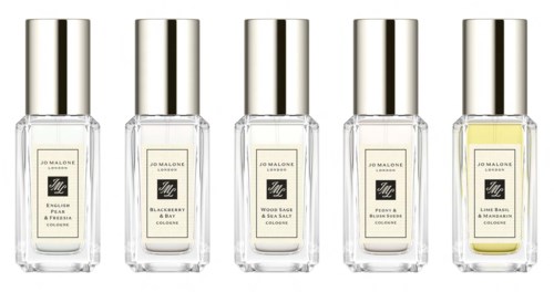 En uppsättning av fem klara parfymflaskor med silverlock, var och en märkt med olika doftnamn från Jo Malone.