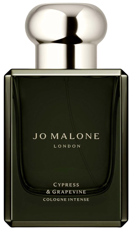 Tummansininen Jo Malone hajuvesipullo hopeisella kannella, merkinnältä Cypress & Grapevine voimakkaaseen tuoksuun.