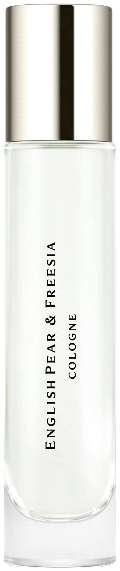 Läpinäkyvä pullo, jossa hopeinen korkki ja merkintä 'English Pear & Freesia Cologne'. Se näyttää tyylikkäältä ja tuoreelta.