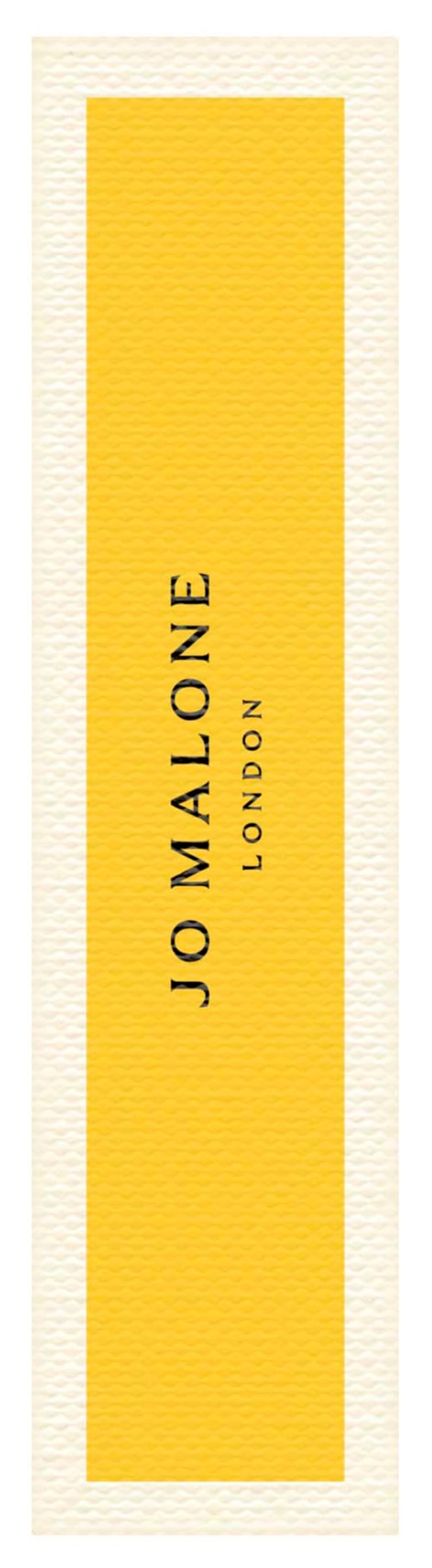 Pitkä keltainen suorakaiteen muotoinen etiketti, jossa on mustaa teksti 'Jo Malone London.'