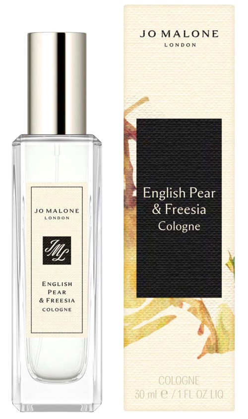 En parfymflaska med krämfärgad etikett och en matchande ask, båda visar doften av päron och freesia.