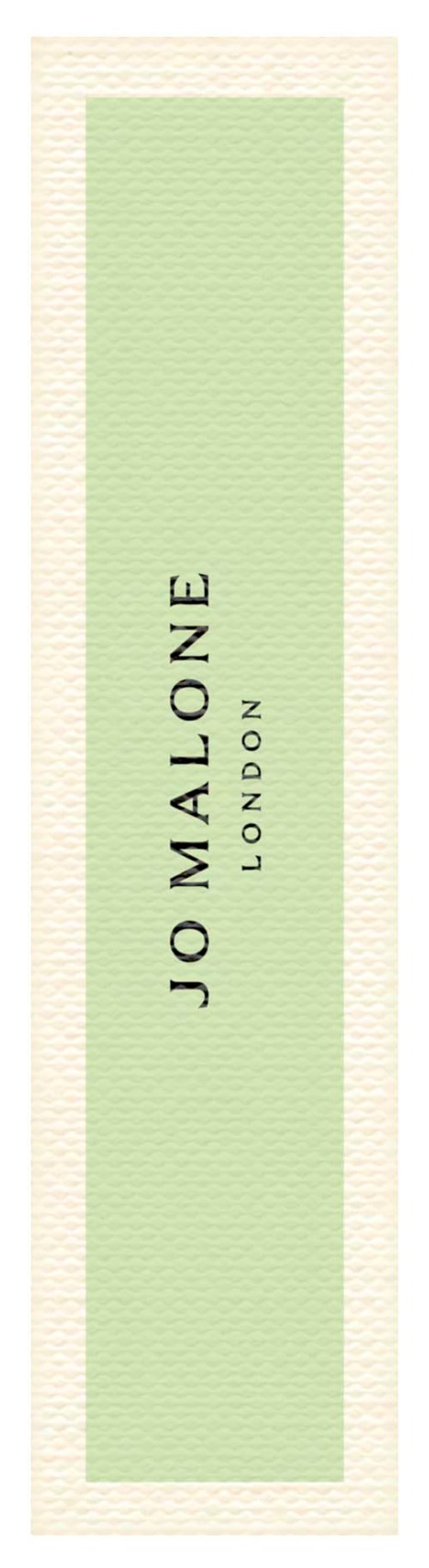 Vasemmalle sijoitettu vihreä ja valkoinen tarra, jossa on musta teksti 'Jo Malone London'.