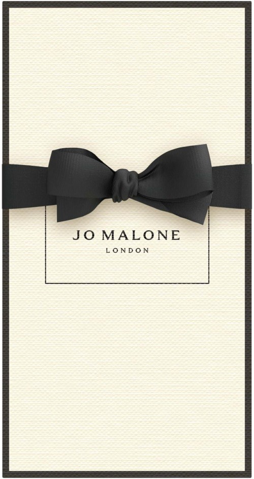Elegantti valkoinen laatikko mustalla rusetilla, merkinnällä 'JO MALONE LONDON', esittelee ylellistä lahjapakkausta.