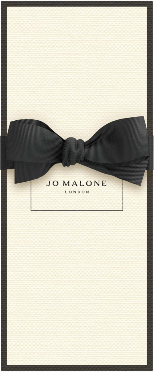 Jo Malone -lahjapakkaus, jossa iso musta nauha ja teksti "JO MALONE LONDON" keskellä.