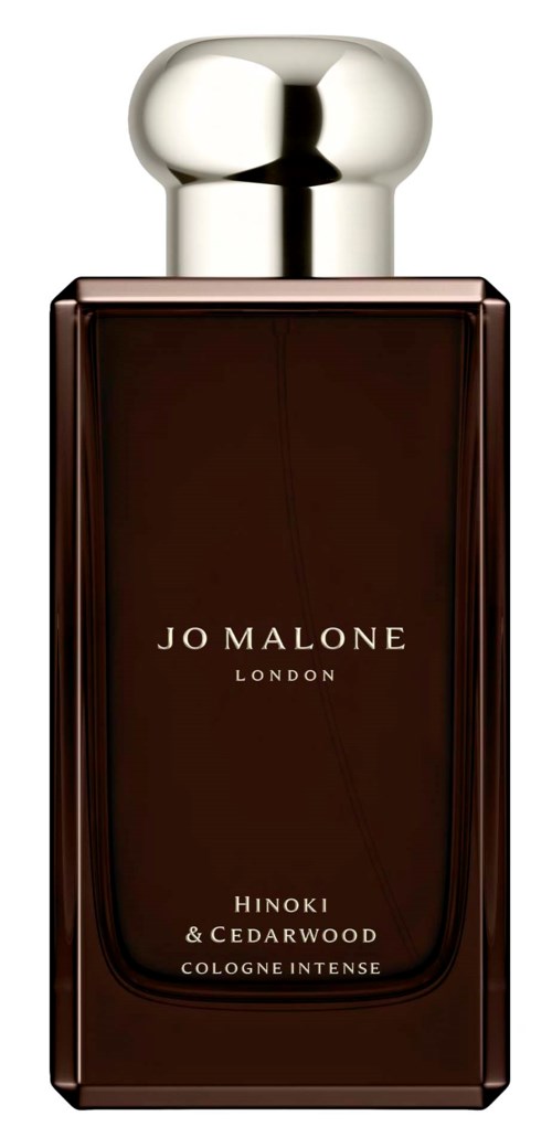 Pitkä, tummanruskea hajuvesipullo kiiltävällä hopeakorkilla, merkki Jo Malone London Hinoki & Cedarwood Cologne.