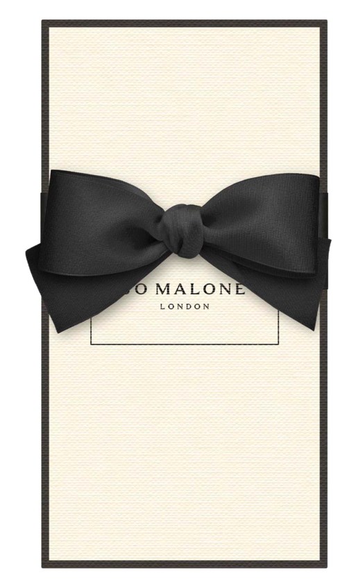Valkoinen laatikko, jossa musta reunus ja iso musta nauha. Teksti sanoo "O MALONE LONDON".