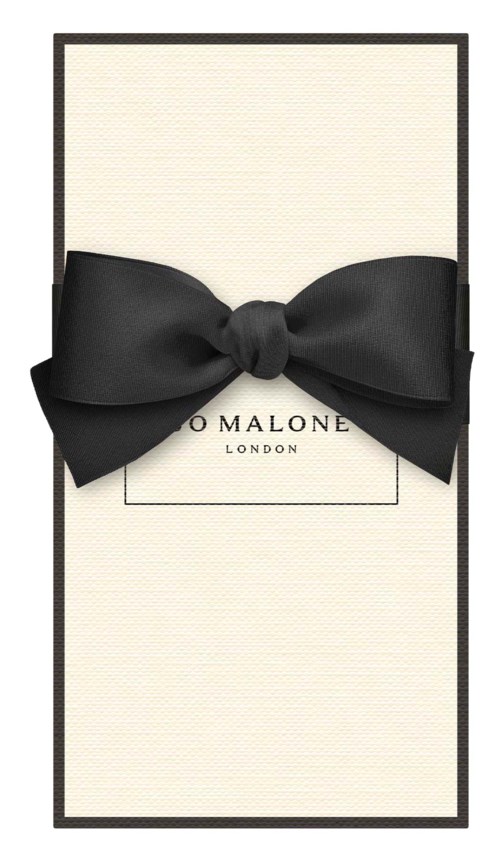 Valkoinen laatikko mustalla soljella, jossa lukee 'O MALONE LONDON', näyttää tyyliltään yksinkertaiselta ja elegantilta.